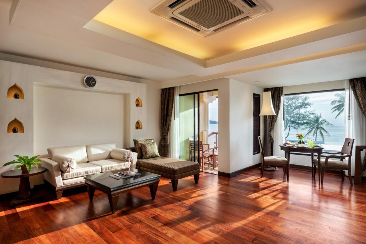 Patong Paragon Resort & Spa Sha Extra Plus Zewnętrze zdjęcie A living room in a suite at the Royal Garden Villas