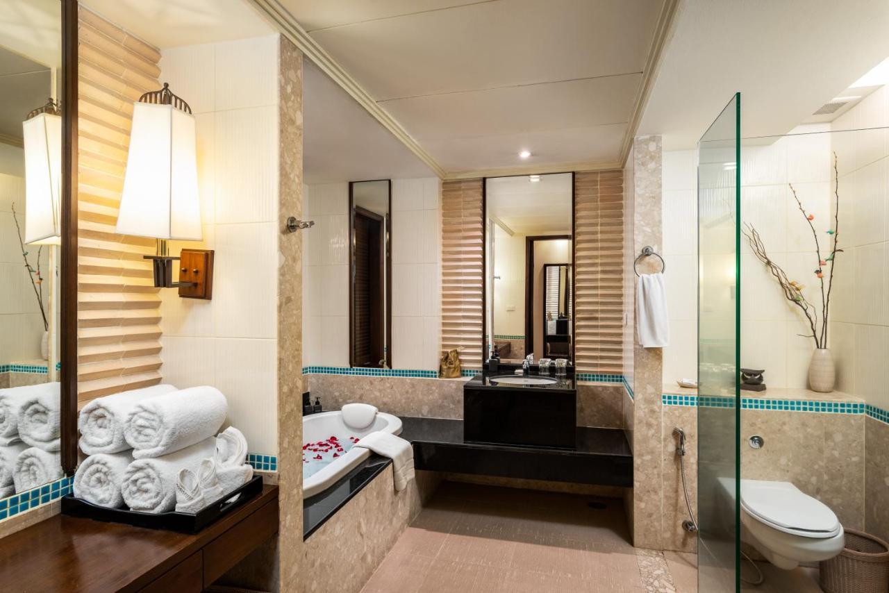 Patong Paragon Resort & Spa Sha Extra Plus Zewnętrze zdjęcie A bathroom in a hotel